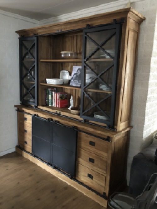 Schöner industrieller Hängeschrank aus Kolonialholz mit Metalloberfläche. TOP! LAST!