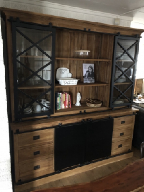 Schöner industrieller Hängeschrank aus Kolonialholz mit Metalloberfläche. TOP! LAST!