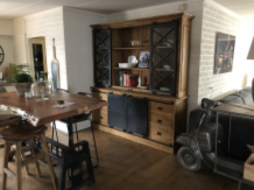 Schöner industrieller Hängeschrank aus Kolonialholz mit Metalloberfläche. TOP! LAST!