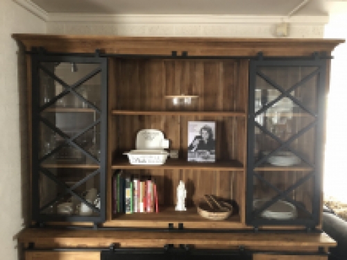 Schöner industrieller Hängeschrank aus Kolonialholz mit Metalloberfläche. TOP! LAST!