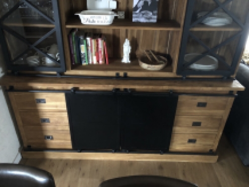 Schöner industrieller Hängeschrank aus Kolonialholz mit Metalloberfläche. TOP! LAST!