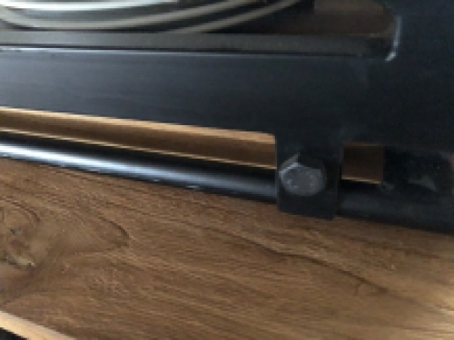 Schöner industrieller Hängeschrank aus Kolonialholz mit Metalloberfläche. TOP! LAST!