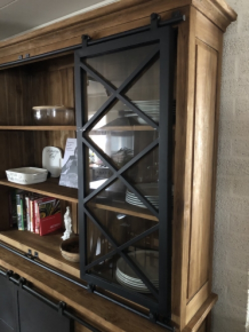 Schöner industrieller Hängeschrank aus Kolonialholz mit Metalloberfläche. TOP! LAST!