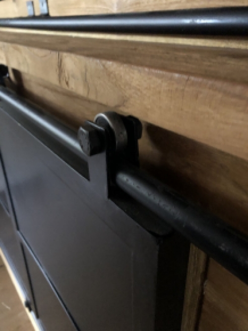 Schöner industrieller Hängeschrank aus Kolonialholz mit Metalloberfläche. TOP! LAST!