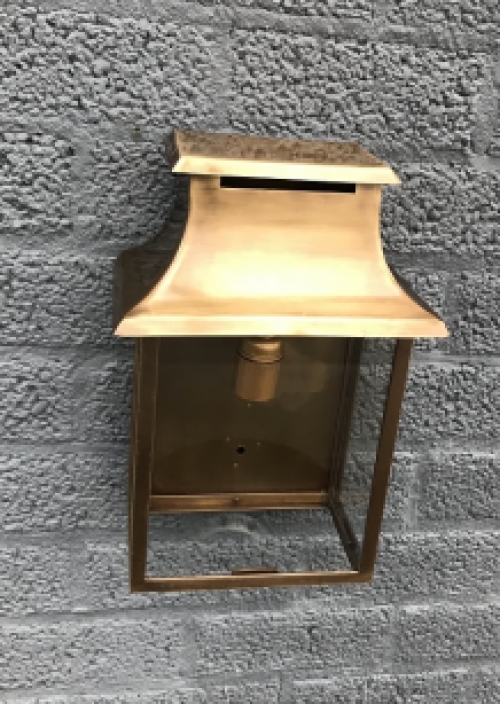 Mooie wandlamp / buitenlamp, vervaardigd uit vol messing, prachtige hotellamp met een nostalgische uitstraling!