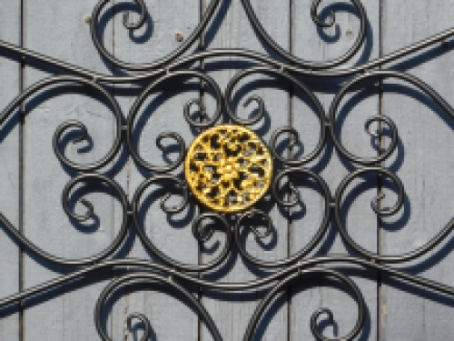 Wall ornament Vida - window grille - black and gold - wrought iron