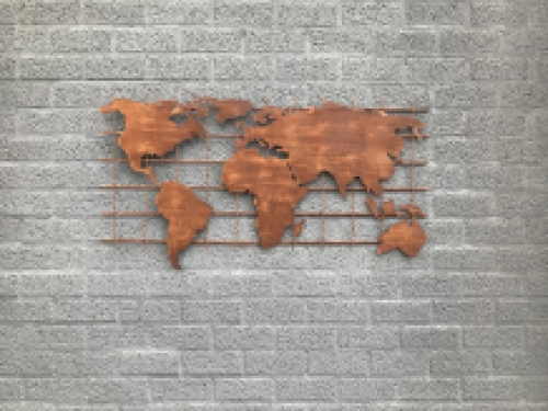 Een ijzeren wandrek met hierop een wereldkaart, robuuste uitstraling