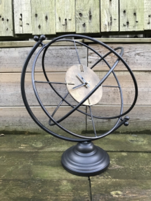 A clock incorporated into a globe, very beautiful!