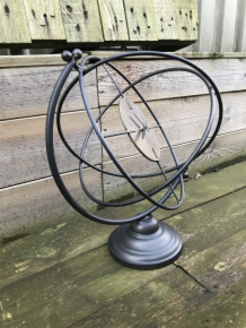 A clock incorporated into a globe, very beautiful!