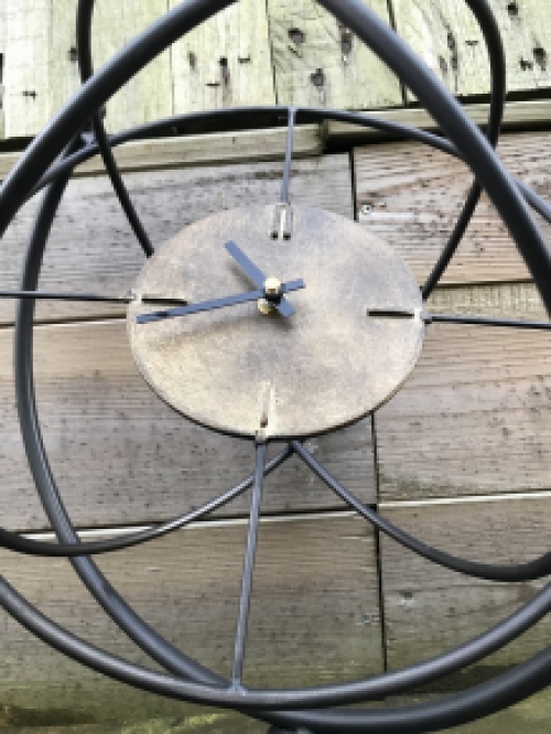 A clock incorporated into a globe, very beautiful!