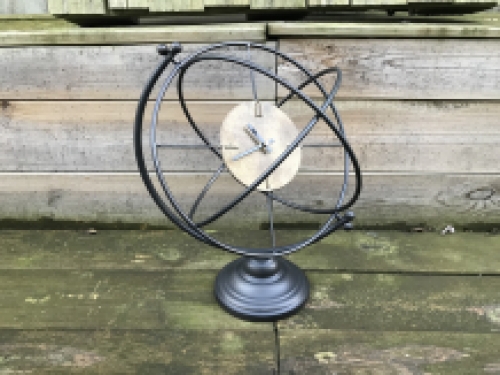 A clock incorporated into a globe, very beautiful!