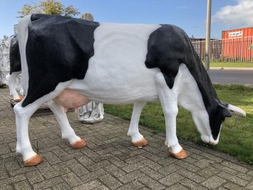 Schöne Skulptur einer grasenden Kuh, wunderschön koloriert, ein echter Blickfang!
