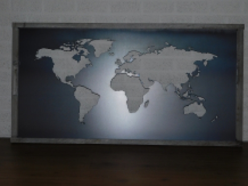 Een groot wandornament, frame old barnwood met hierin een wereld, zee van metaal, heel fraai!!