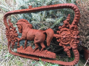 Zwaar en fors gietijzeren wandornament met afbeelding van een paard, prachtig.