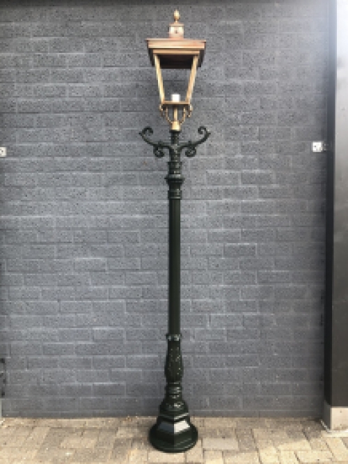 Buitenlamp, lantaarn met keramische fitting en glas, gegoten aluminium paal, groen, met koperen XL vierkante kap, hoog 250 cm.