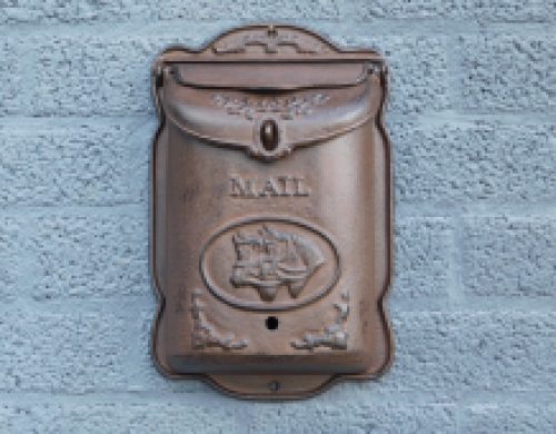 Brievenbus - mailbox - gietijzer - bruin