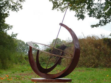 Handgemaakte Zonnewijzer Metaal op Stenen Sokkel - 140 cm hoog - Roestige Stalen Afwerking